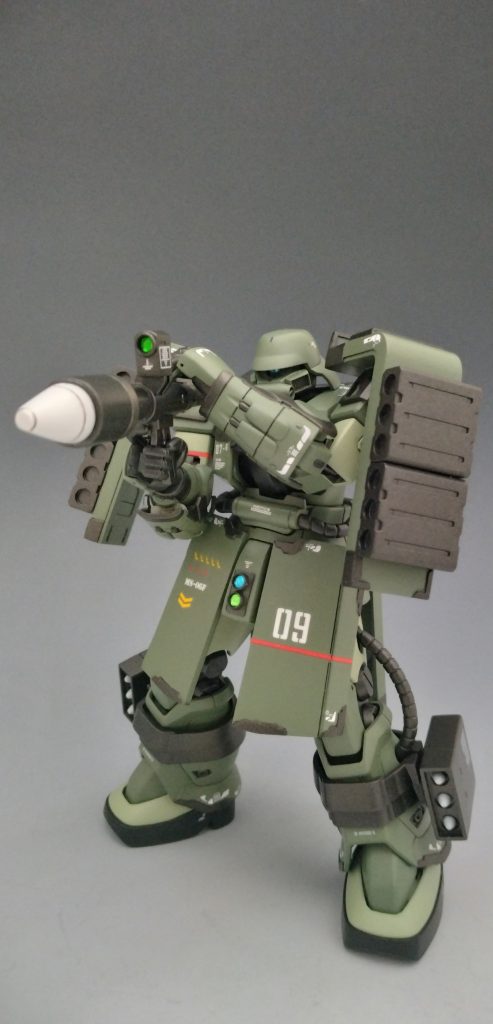 ギラ・ズールのパンツァーファウストを腰に懸架しています。胴体は旧HGの黒い三連星で腕はリバイブ版で足はF2で頭部は余りがちなFZからですヨンコイチになりますね(汗)いつもの縁取りとなんちゃってセンサーは控え目にしています。