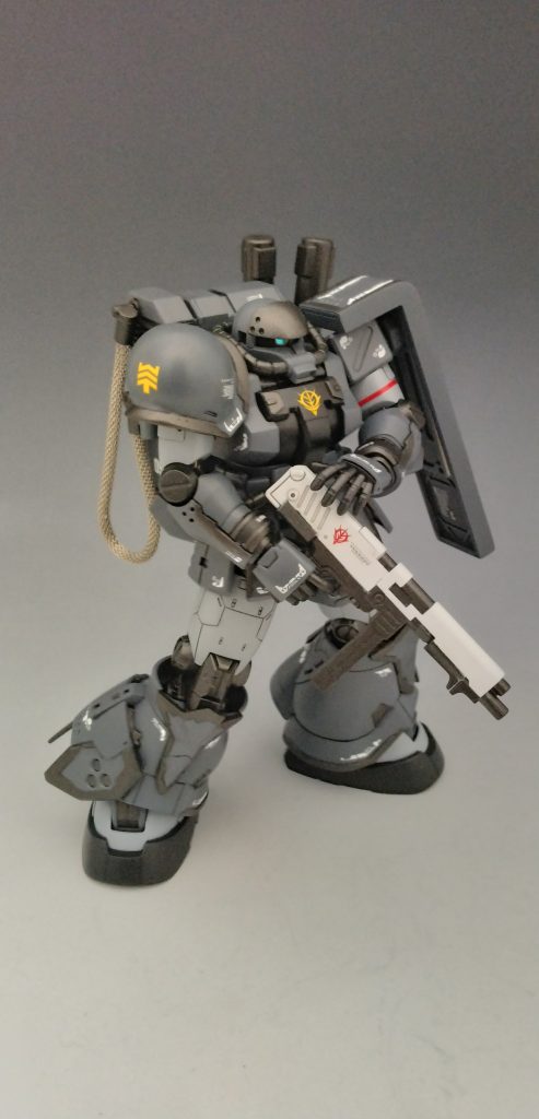 MMPマシンガンはスナイパーライフルが使用できなくなった場合や相手に急に近付かれた時に使うという設定で持たせてます。近付かれた時点でアウトかもしれませんが(汗)