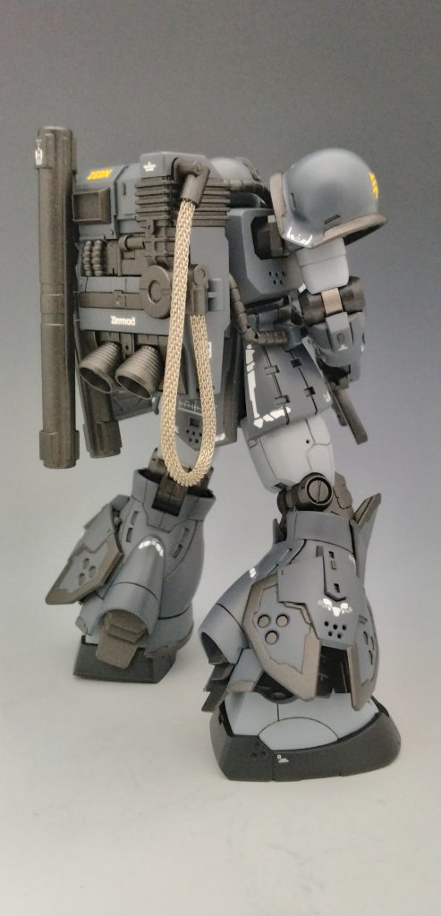 スナイパーライフルのバックパックはバーニアをギラ・ズールに交換して若干大きくなってます。エネルギーパイプ(?)は前にビーズアクセサリーのお店で4㍉サイズのチェーンを購入して使いました。