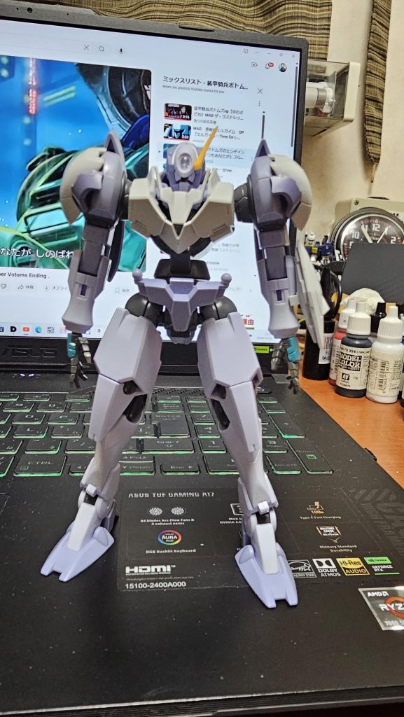 胸部装甲はパイロットの生存性向上という設定から安売りされてたミカエリスから拝借。ミカエリスはほんとなんにでも合いますね。売れ残ってるのもったいないですわ。他のパーツとしては腰をルブリスウル、ブレードアンテナはジャンクで買ったウーンドウォートから拝借しています。