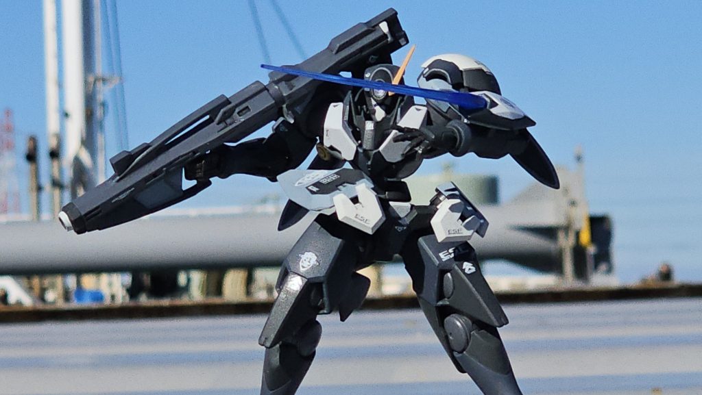 ビームサーベルは基本武装としてGNフィールドを展開可能なシールドに1機搭載という形にしました。シールドはミカエリスのものを使用しています。