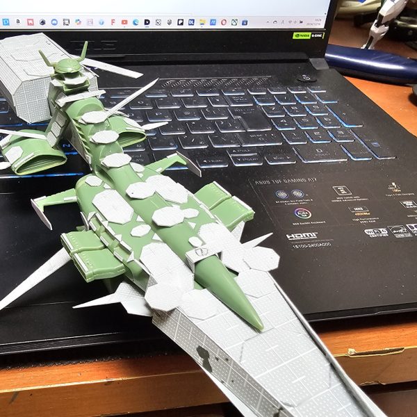 アーティファクトのジオラマ用改ムサイ級これでほぼいじり終わりました。ここからは1/700ウォーターラインシリーズの機銃や主砲を取り付けてディテールアップしていきます。1月中にジオラマ完成するといいな(´・ω・`)（2枚目）