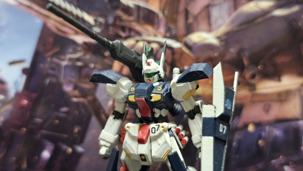 腰のグレネードはサイドスカートをプラ板で製作しそのうえに太めの真鍮線を切って製作しました。手元にザクlllのグレネードがあれば使いたかったんですけどなかったもので。