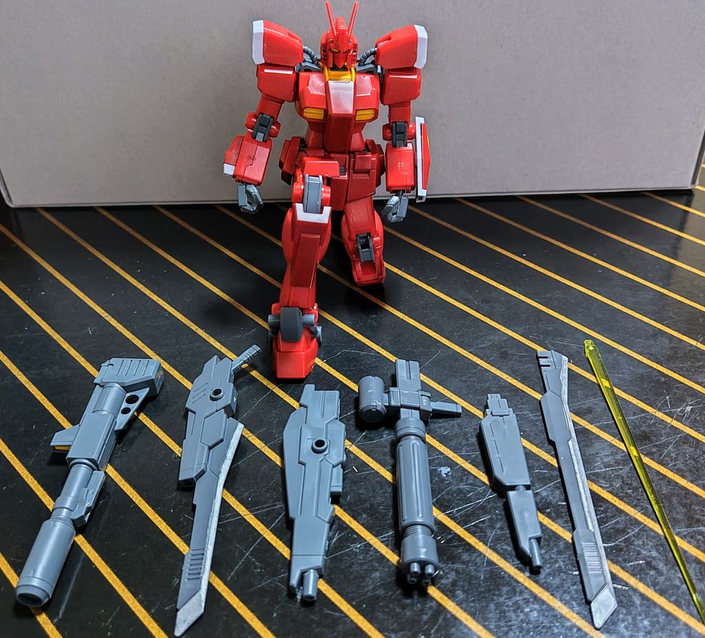 紅ウェポンズなどを並べてパシャリ📸あの当時は登場した時は大変驚きましたあれからかれこれ10年…今のガンダムがよりガシガシ動くことにも脱帽です…(まぁ…ビルドバーニングは別として💦)