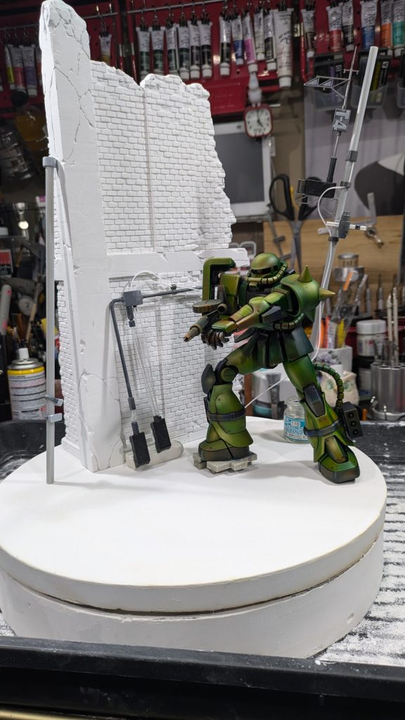 建物は石膏で作りました。楽しいけど部屋が白くなりました。服も顔も頭も。これは何とかしないと