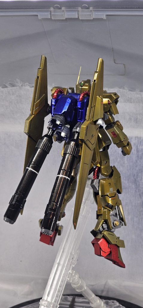 シナンジュのバックパックも使用してます。推力を上げまくった感じになってますが、クワトロ大尉はトコトンピーキーなMSをねじ伏せて、戦われる所がカッコ良いので、こういった仕様にさせてもらいました(笑)