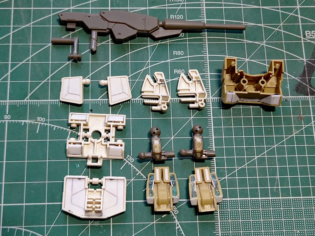 肉抜き穴やアーマー裏のスカスカはプラ板やパテで穴埋め。