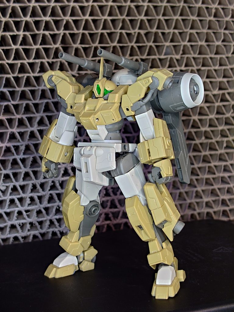 胴体下部をプラ板で1.5mm延長。全体的にスジボリを入れてます。