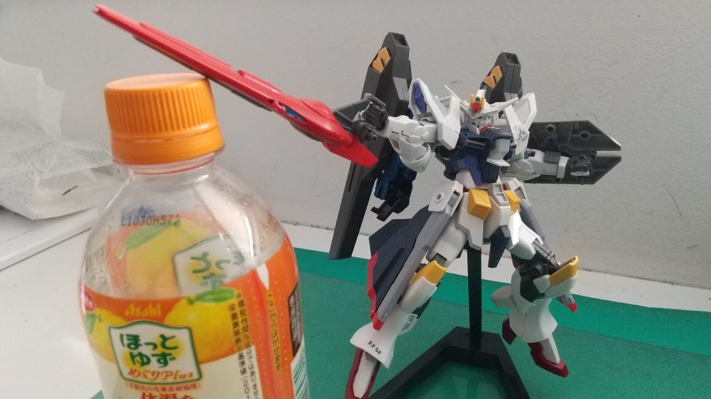 ポージングアサルトパックのライフルを使ったAGE3オービタルのシグマシスロングキャノンに見立てた武器。さっき言った通り、幼少の自分のせいで肩関節はこの重さに耐えれないので、ほっとゆずで支えてます。