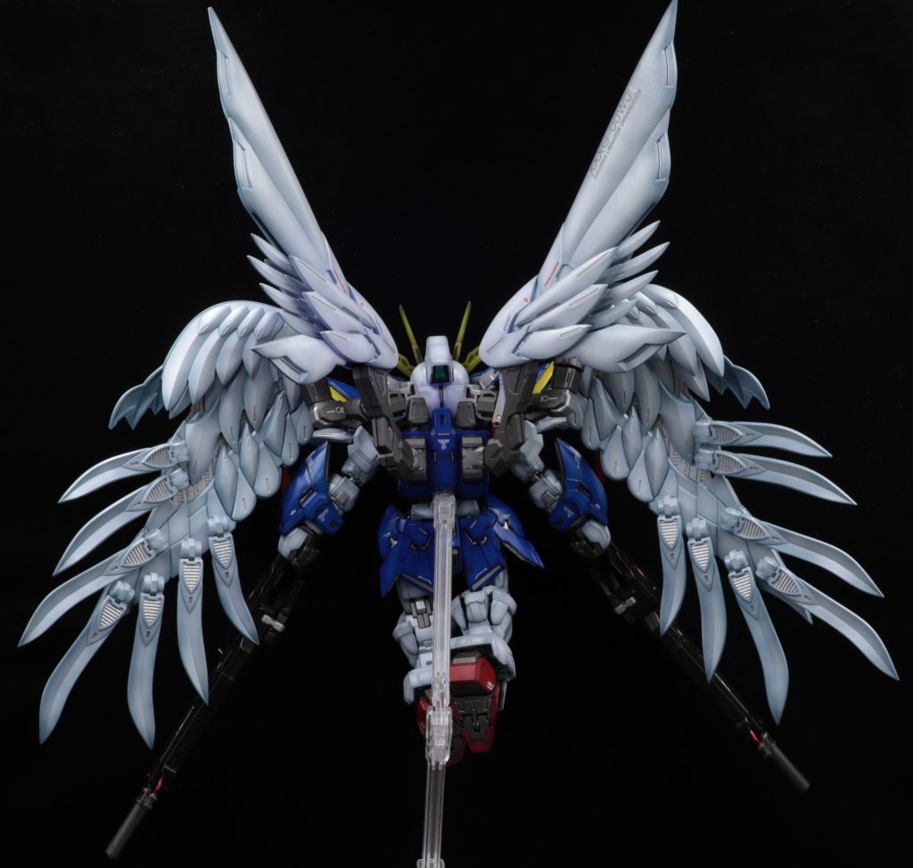 塗装は白立ち上げのグラデーションです。・本体白...グレー→ホワイト→パールホワイト・青...グレー→ホワイト→クリアーブルー・赤...グレー→ホワイト→ムーンストーンパール →クリアーレッド・黄...グレー→ホワイト→ムーンストーンパール →クリアーイエロー→クリアーオレンジ・羽白...ブルーグレー→ホワイト →ムーンストーンパールセンサー、ビームサーベルはブラックライトで発光。全体に半光沢トップコート。