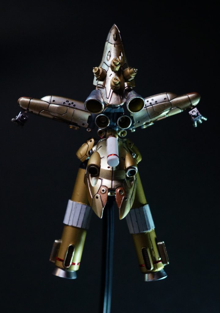 13.        あとは背中にちょうどいいようにウイングガンダムのシールドの余りがありましたので、シルエットはめどがついたかな。