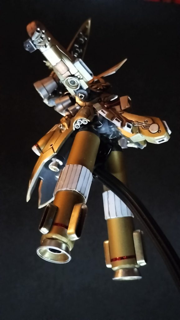 14.        今や成人した子供たちが小学校の時に使っていた鉛筆キャップが残っていたのですが、これがアーティファクトのプロペラントタンクにぴったしなんですね。これで腹が決まりました。