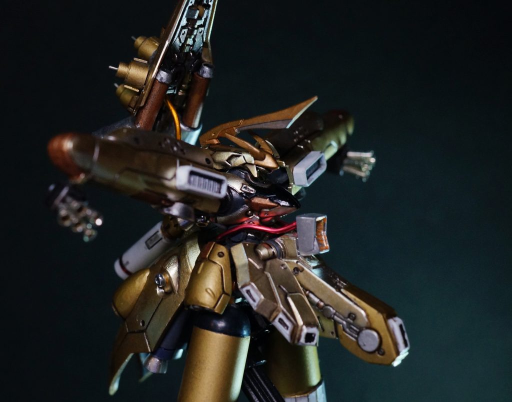 15.        設定カラーのベージュも実は好きではなかったので、ガンマかのホワイトゴールドを基盤にいくつかの金で塗り分けています。