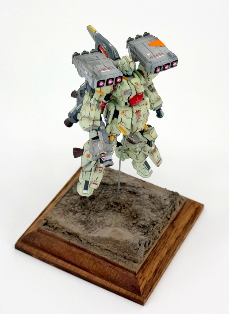 ミサイルポットの弾頭はエッチングパーツにてディティールを追加してみました。シルバーの上からクリアレッドにて塗装後に中央はホワイトで塗装しています。この部分は艶消しではなく艶ありで仕上げています。