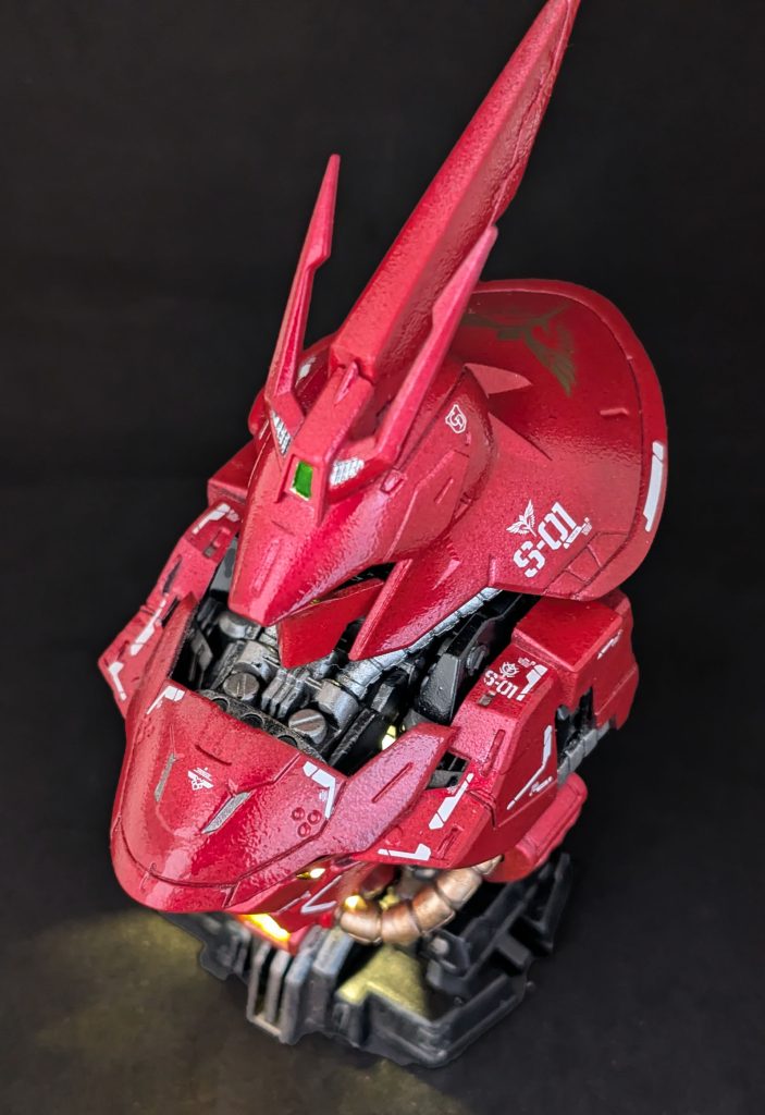 ヘルメットの後ろがもとは分割されているのですが一体化。キャディ塗装のシルバーを荒く吹き付けると深みがでるという噂を信じて塗装しましたが、凸凹になっただけでした。胸像ということで自己完結しました。