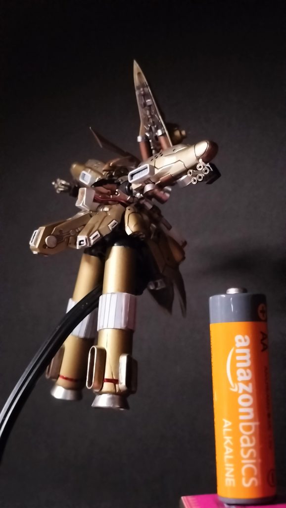 16.        超ド級サイズのMAを乾電池よりちょいでかいサイズで楽しめるのは、アーティファクトの良いところ。シルエットと雰囲気は出ましたでしょうか？　バレーボールおじさんのように山田化学のジオラマ人間を改造＆塗装すれば、ハサウェイのジェガンとチェーンのリガズィで逆シャアごっこできるかな？とよぎったのですが、めんどくさいので、やめました（笑）。