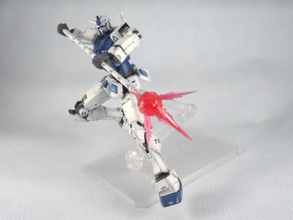 キット本体の優れた点として、その可動はもちろんの事ですがツインアイ部分のホイルシールがよく光を拾い、不気味に輝きます。