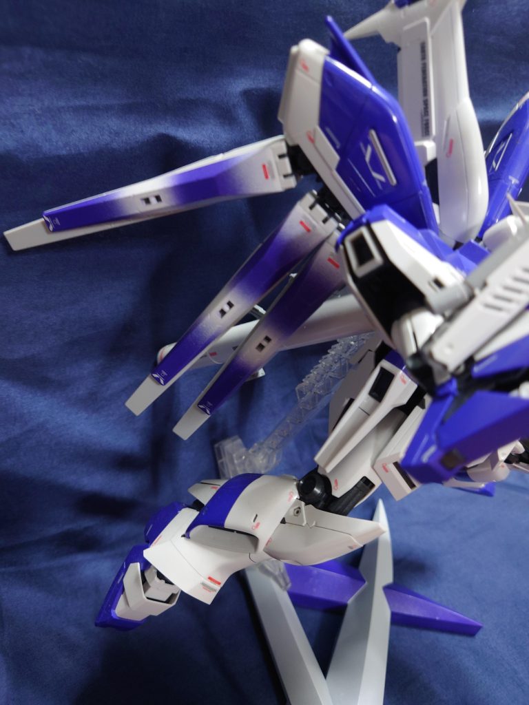 パープルのグラデーションの水転写デカールが付属してますが、貼り付け難易度が高くて失敗したので、缶スプレーで塗装しました。