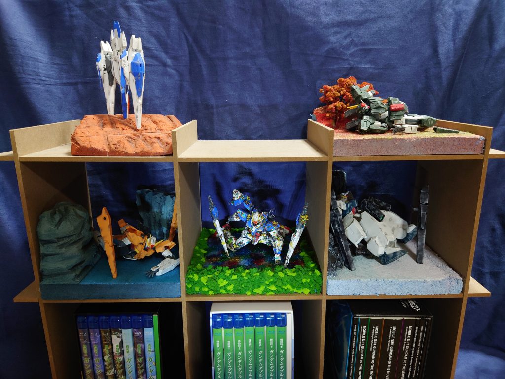 まだ1マス埋まっていませんが、他の機体と飾るとこんな感じです。せっかくなので、1機ずつ投稿していきます。