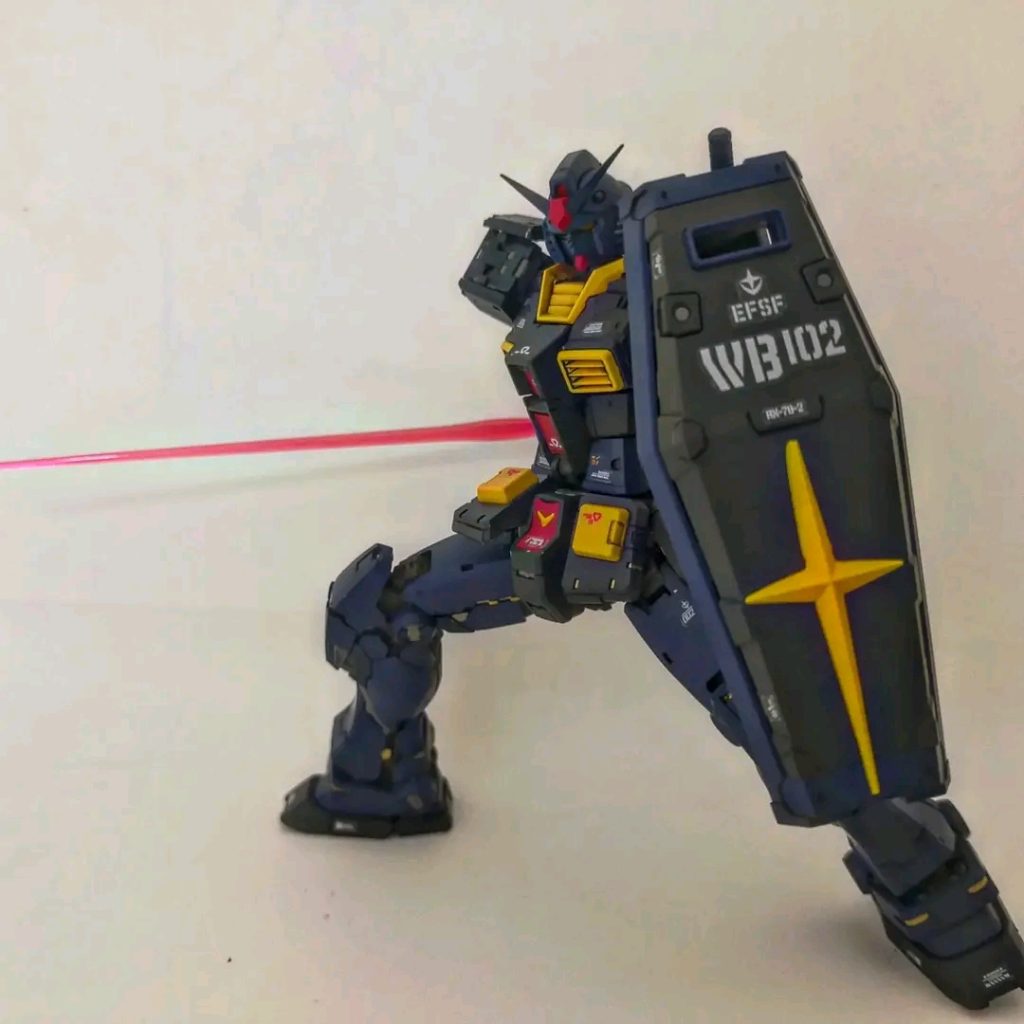 シールドのエンブレムを無くしましたのでHGガンダムから流用しました。