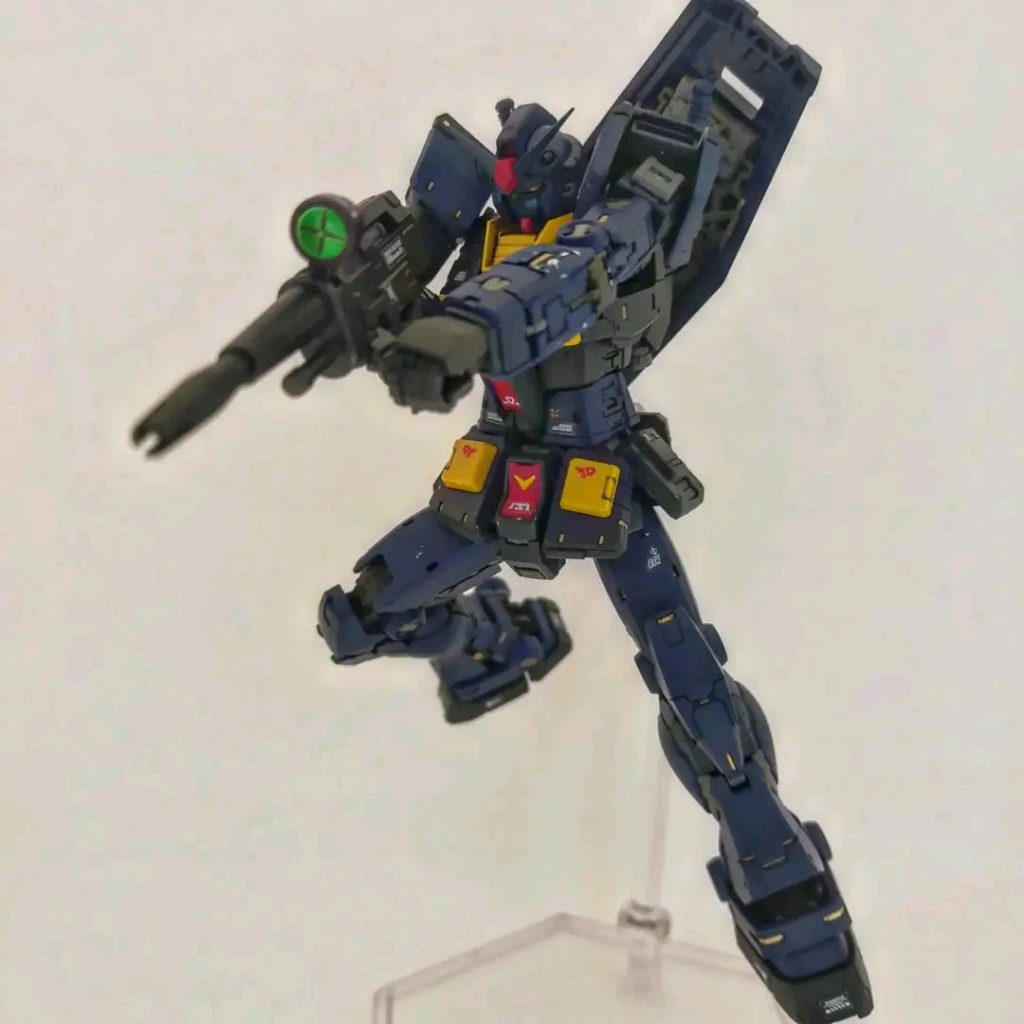 てなわけで完成です。ヘルメット以外文句無しのキットでした。パーツが小さ過ぎて壊したり紛失したりしましたがそれは私の力不足です。RGはパーツが細かいので出来るだけ塗膜を薄くしたいというのと早く仕上げたいという理由から今回はサフレスにしました。