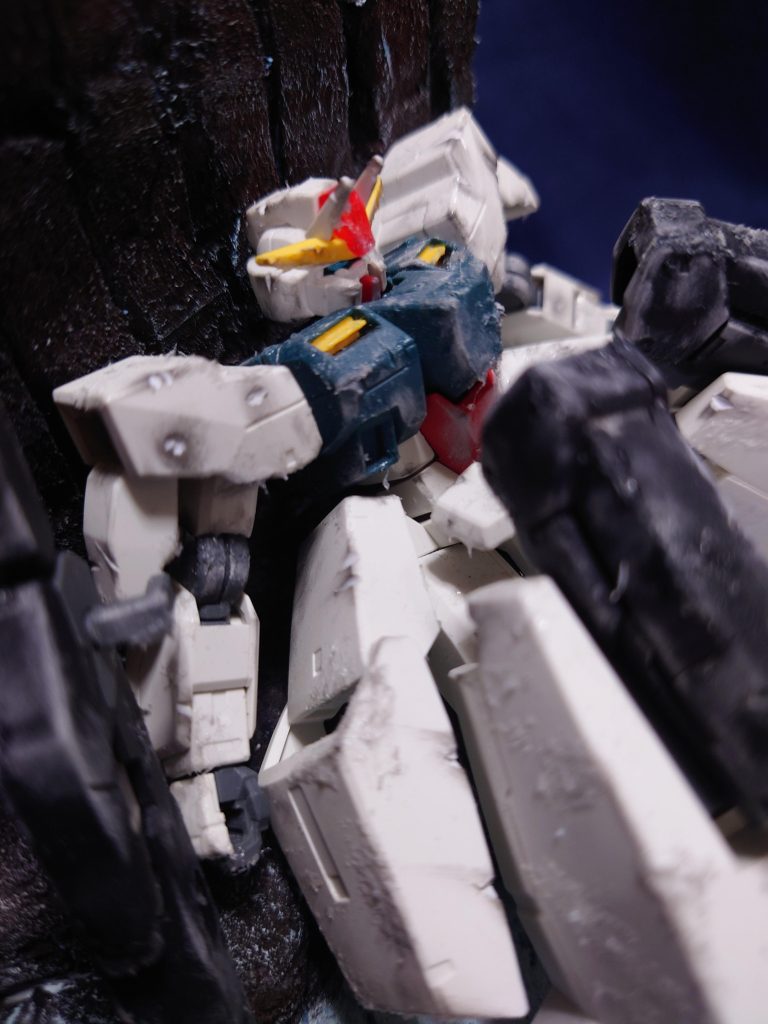 画像で伝わるか分かりませんが、ボンドを使って凍ってる感じに見えるように頑張ってます。