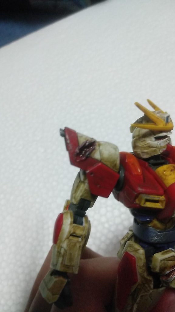 肩などははんだごてで溶かしてから塗装しました。