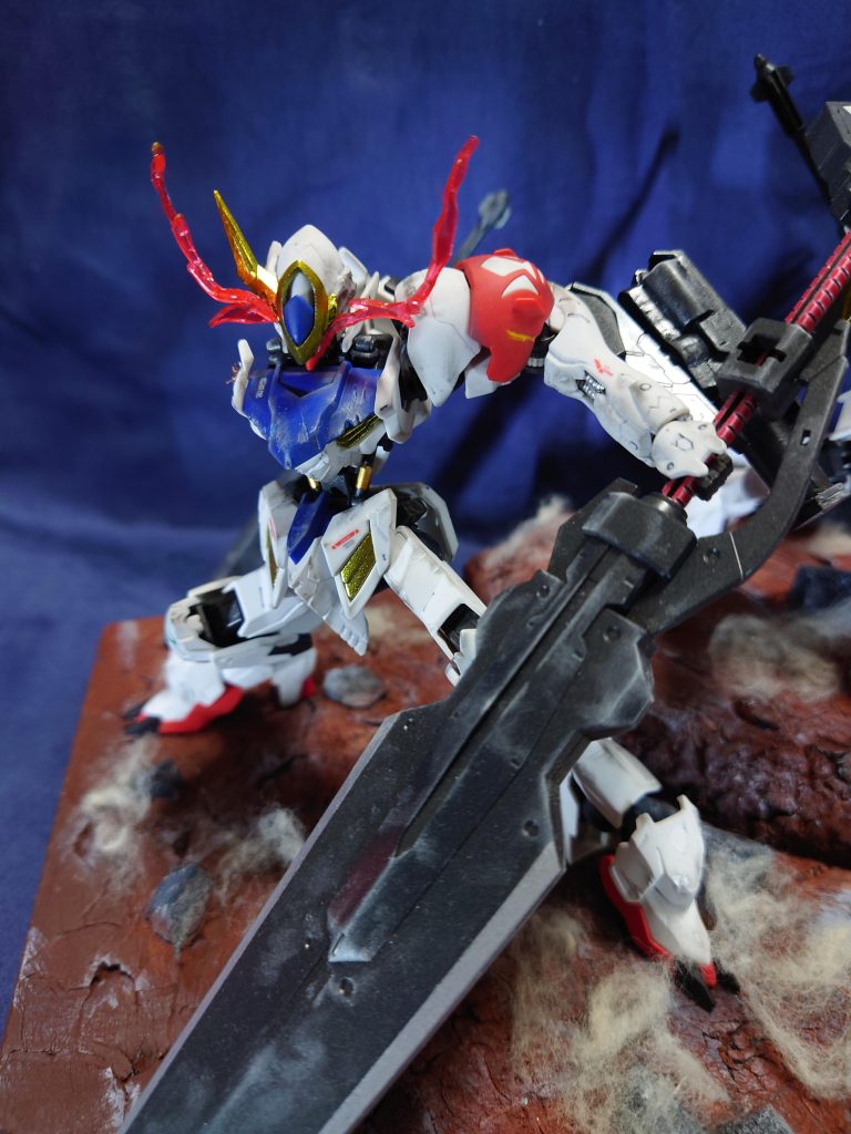 「 天使を狩る者」よりバスターソードを構えたバルバトスルプス。 