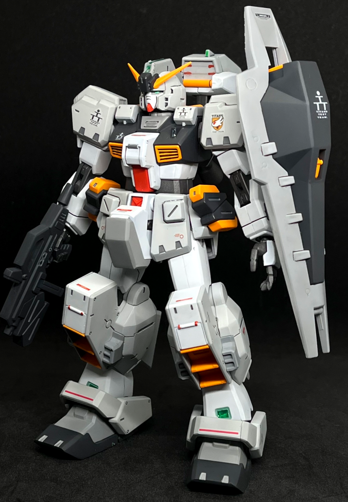 ティターンズブルーにて落ち着いた配色。メインカラーはニュートラルホワイト、サブカラーはニュートラルグレー 