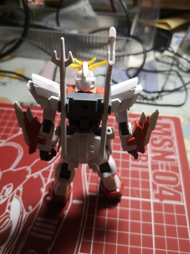 バックパックはラーガンダムのものを使用してます!武術を使うMSなら薙刀も合うのでは?と思って付けてみました! 