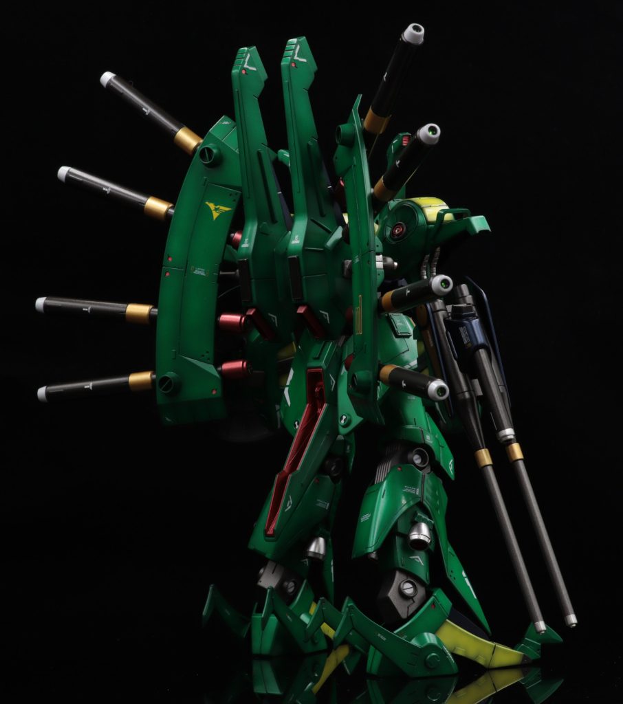 改造にはアーティファクトのパラスアテネも参考にし、腕の黄色パーツの形状変更や足の一部をフレーム化したりしました。また足の幅にボリュームを増やしたかったのでスラスターを追加しました。大型ミサイルの先端にはメタリックシール→透明レジンを追加してみました。後部にはメタルパーツを追加。