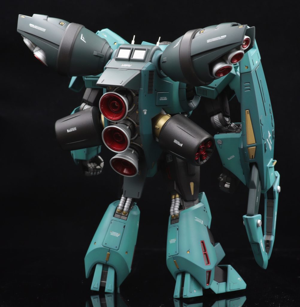 全体的にプラ板ディティールをメインにスジ彫りやマイナスモールド、メタルパーツに市販パーツといった具合でディティールを加えました。塗装やデカール位置はROBOT魂を参考にしてます。緑に関してはグラデーション塗装で仕上げてみました。