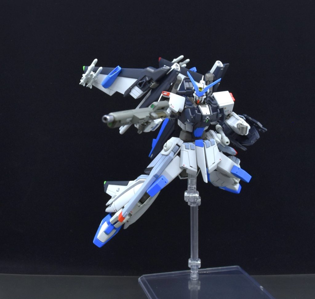 カラーリングはオオツキガタと同じオーブの局地仕様で青主体に。ムラサメからそのままの色変更ではなく少々フリーダムも意識しました。主にガイアカラーを使用しています。関節はいつものメカサフ+タンカラーです。