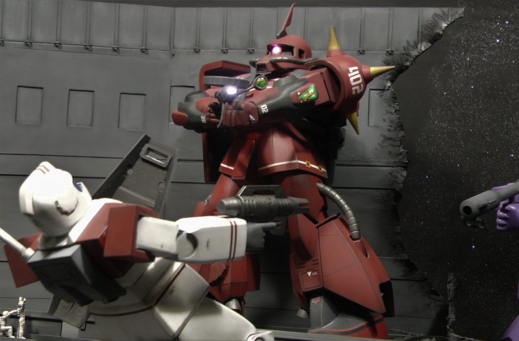 1/100高機動型ザクⅡは、モノアイとザクマシンガンの銃口にLEDを仕込みました。