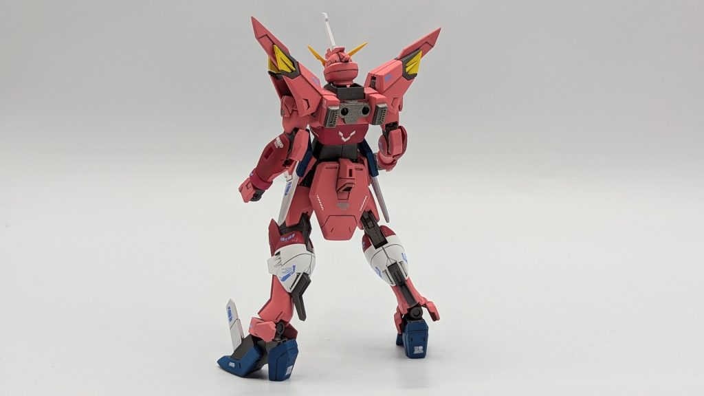 変形機能はオミットした代わりに背中のリフターを分離できるようにしました。背中はメタルビルド等を参考にプラバンやコトブキヤのバーニアパーツでそれっぽくしています。