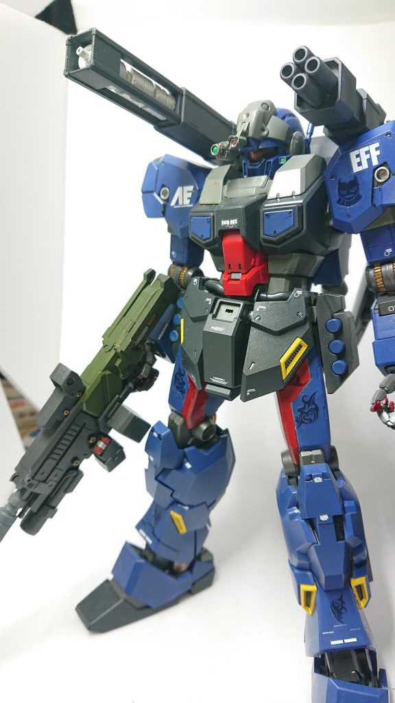 機動戦士ガンダムMSV　ニゴリＡの野望RGM-９６XG　RG　ジェスタカスタム　レッド・ガール仕様対マフティー部隊であるキルケ―部隊の総司令官ケネス・スレッグが雇ったPMC（民間軍事会社）ヤザングループはUC１００年に設立MS戦を主体とした戦闘・要人と施設警護更に公表できない仕事までこなす社員数十名程度の中小軍事会社なのだが機体・装備・資金は大手レベル噂では連邦議会議長ゴップと繋がりとこのパイロット真紅の稲妻ジョニ―・ライデンではないかという噂が・・