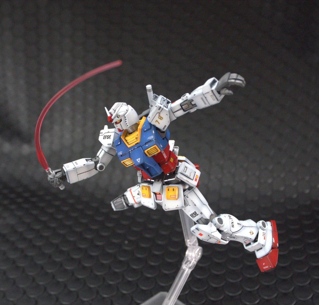 今回はRGガンダム2.0武器セットより、湾曲したサーベル刃をセットしています。