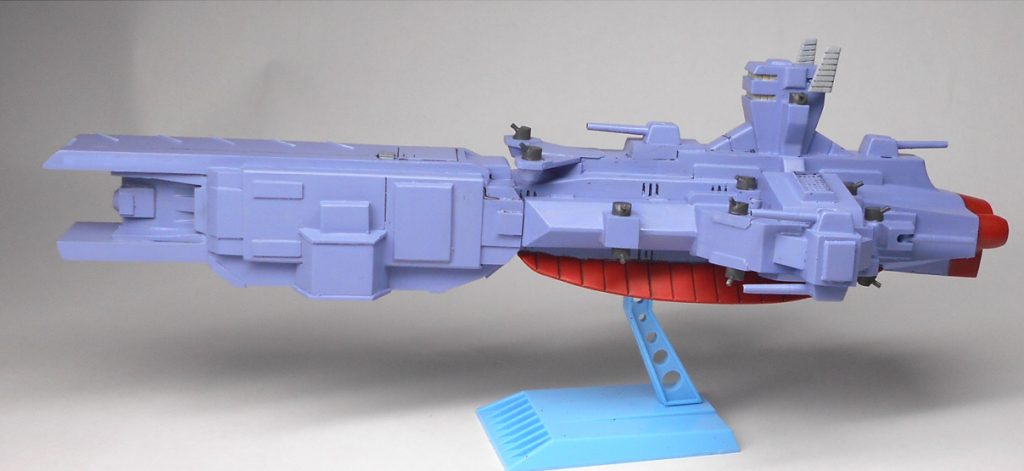 船首がかなり膨らんでいます