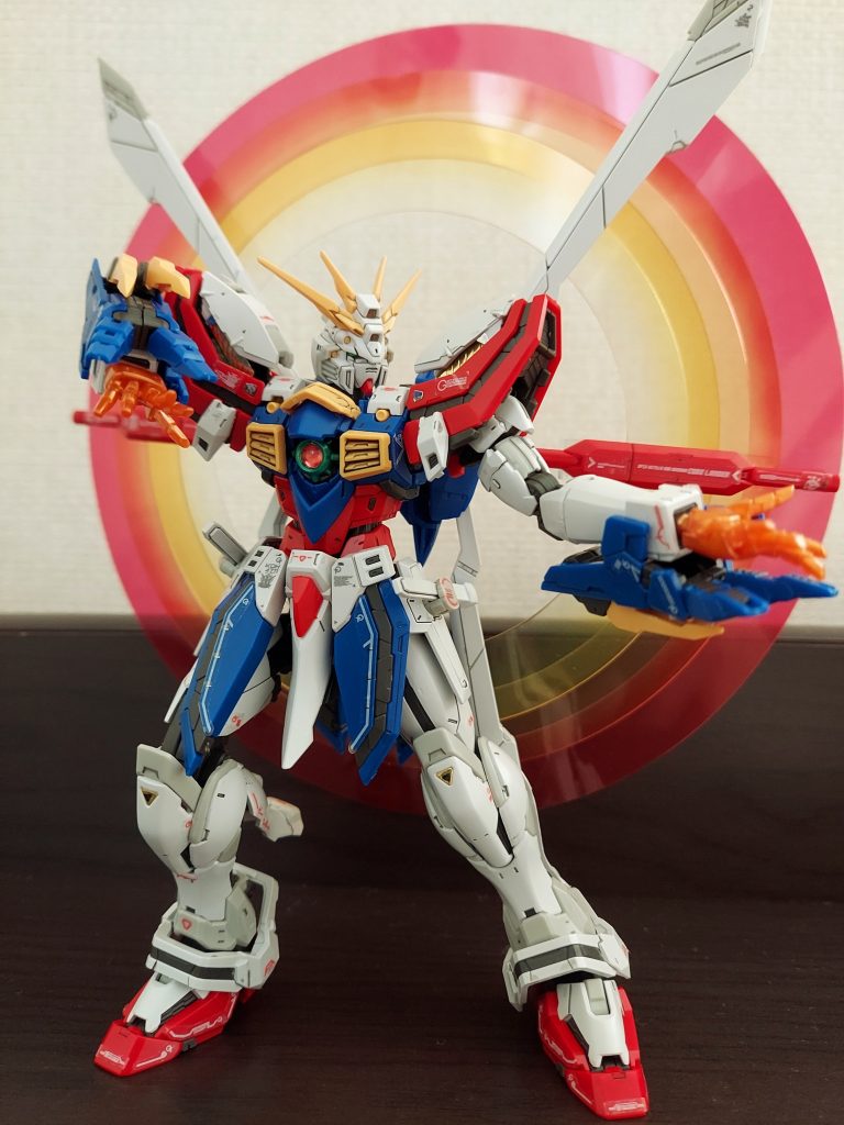 色々と変ですがすいません笑作った時の感動は凄かったです。可動域が広く色々なポーズをしても不自由のない感じに仕上がるため満足しています。デカールが浮いてしまっているのでちょっと見栄え悪くなってしまいました。もっと上手く作りたいです。