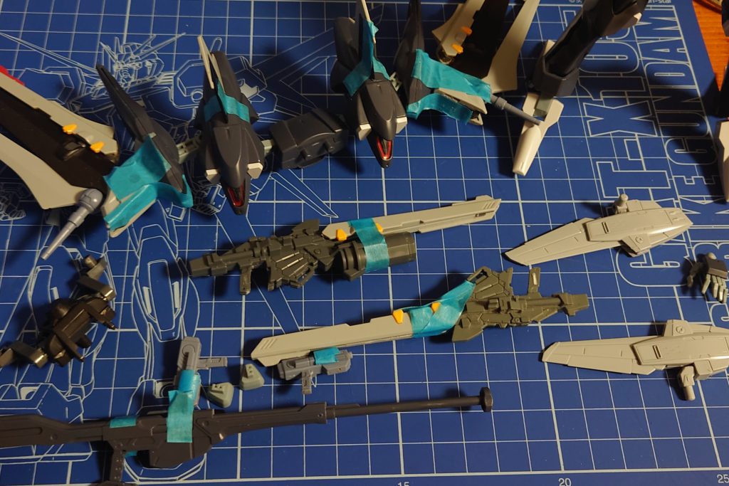 一通りカタチにした者たち。メガマグナム粒子砲は2門、ビルダーズのウィングパーツ×2枚、ノワールストライカーを丸々使う予定だった案。後ろのスラスターがノワールストライカーの重みに耐えきれず、すぐに垂れてしまう為廃案。マグナム粒子砲は携行出来るカ所を作れなかった為、1門に減らしました。ビルダーズのウィングは装着出来るか所が思い浮かばなかった為、リベリオンには使いませんでした。