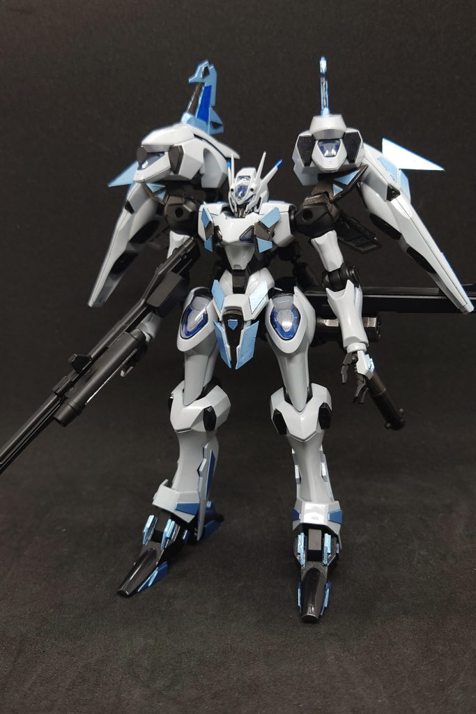 直立状態。素体は改造せずそのままに、追加装備としてHGストノワからノワールストライカーのレールガン、ウィング部分、肩部パーツ、ライフルショーティー×2丁を拝借。バンシィ・ノルンのビームマグナムを拝借し、銃身をノワールのレールガンに変更。銃口はレールガンからメガ粒子砲に変更。後はプラ版を切って削って貼ってディテールの追加。