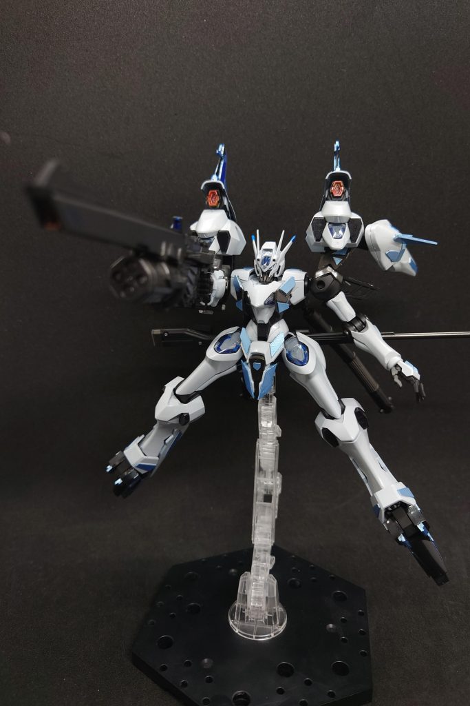 隠し玉のメガマグナム粒子砲撃てるのは6発のみ。銃身下部にリボルビング・ランチャーを搭載。専用のマガジンを携行すれば銃身の限界である18発まで撃つ事は可能。ちなみに、撃ち切った後はポイされるとのこと…(gundam-kao5)