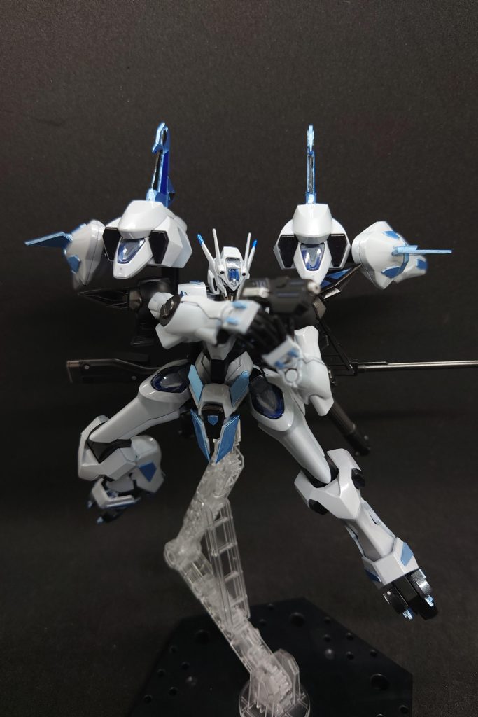 肩部裏側に装着されている専用マウントに装備されているビームライフル・ショーティー×2丁主に近接戦時や牽制時に使用。