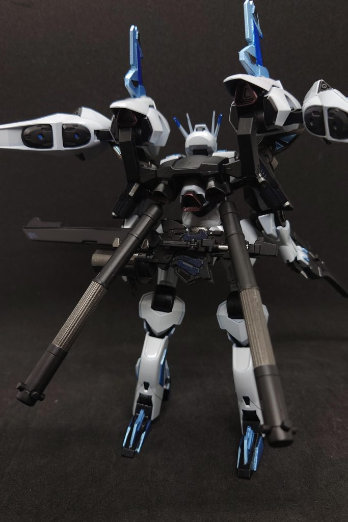 背部スラスターユニット類。撤去したスラスターをメインスラスターに移植。メガマグナム粒子砲とビームアルケヒューズ改を腰部に装着出来るよう軸受けを増設。プロペラントタンクはビルダーズパーツのを使用。