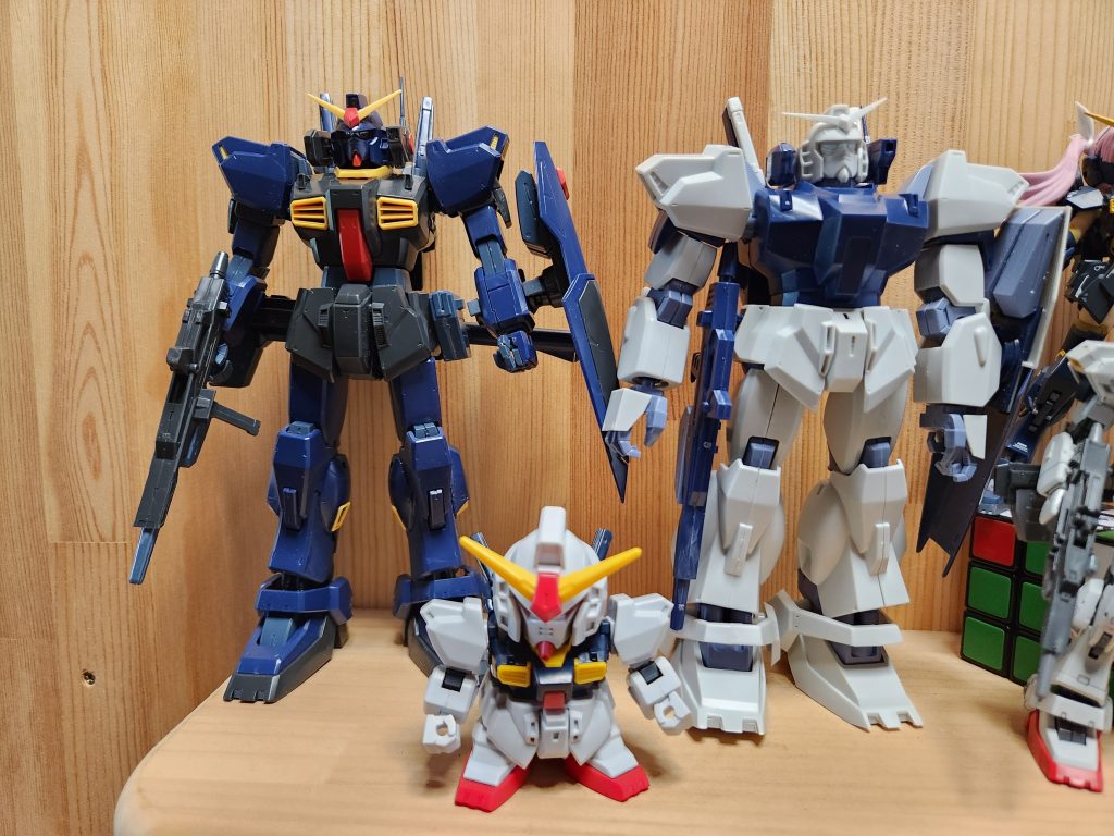MGのVer2.0と素組比較。スタイルが全然違います。おまけのSDの方がカラフルですね(笑)