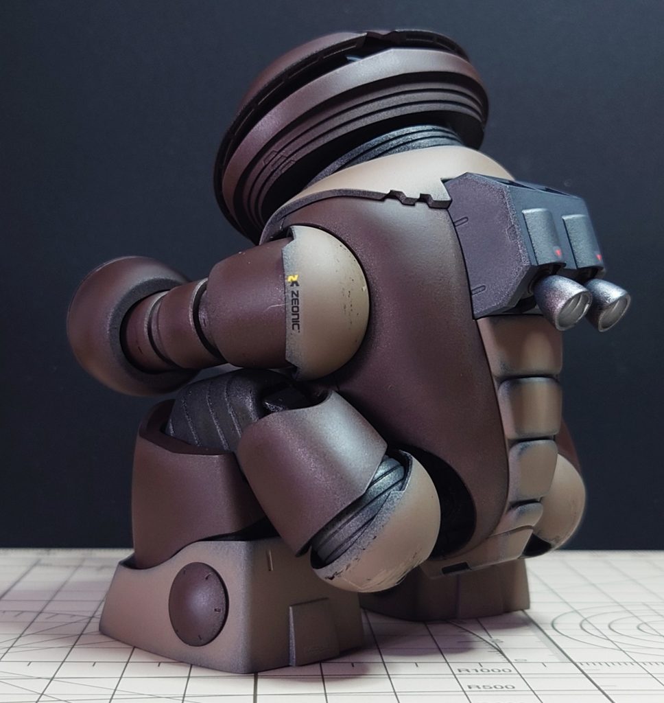 でも、実はお尻は地面にはついていないんですよね...空気椅子...お尻を地面につけるには、腿の長さが足りていないので、内部機構を引き伸ばせるような改造が必要ですね。ただそこまでこだわらずに、体育座り”っぽい”ポーズでよければ...股関節の軸を延長して脚を引きだせるようにすると、部品の差し替え無くしゃがめます。延長した軸は関節パーツ内で干渉するので収まるように受け側を削ります。この工作に関してはブログに詳細をまとめていますので、ご興味があればこちらからどうぞ。https://ajimaru.org/plasticmodel/hg_agguy_modification/ これで空気椅子...いや、体育座りっぽいポーズができるようになります。