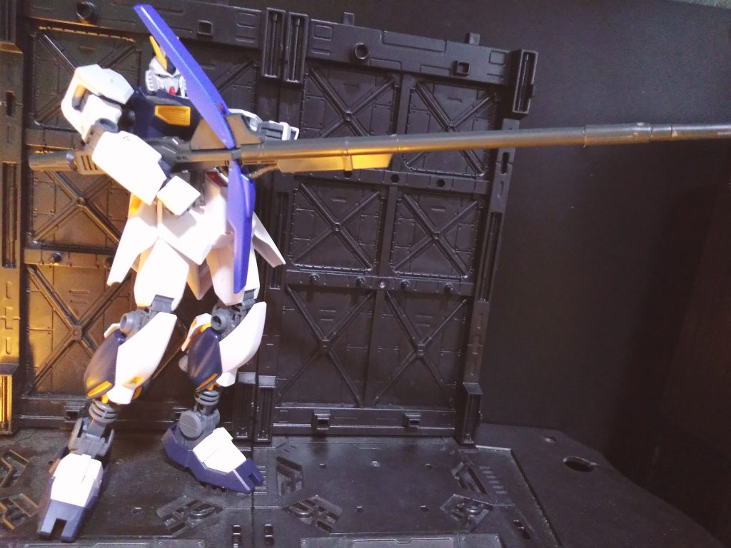 これはたのしい!(へっぴり腰)は〜い。お時間です次の方どうぞ〜。って言うのを妄想しながら作りました。νガンダム本体の小改造のみですが、デチューンしている感が出ている気がします。少なくともパンチは弱くなっていそうwそれでは見て頂きまして有難う御座いました!