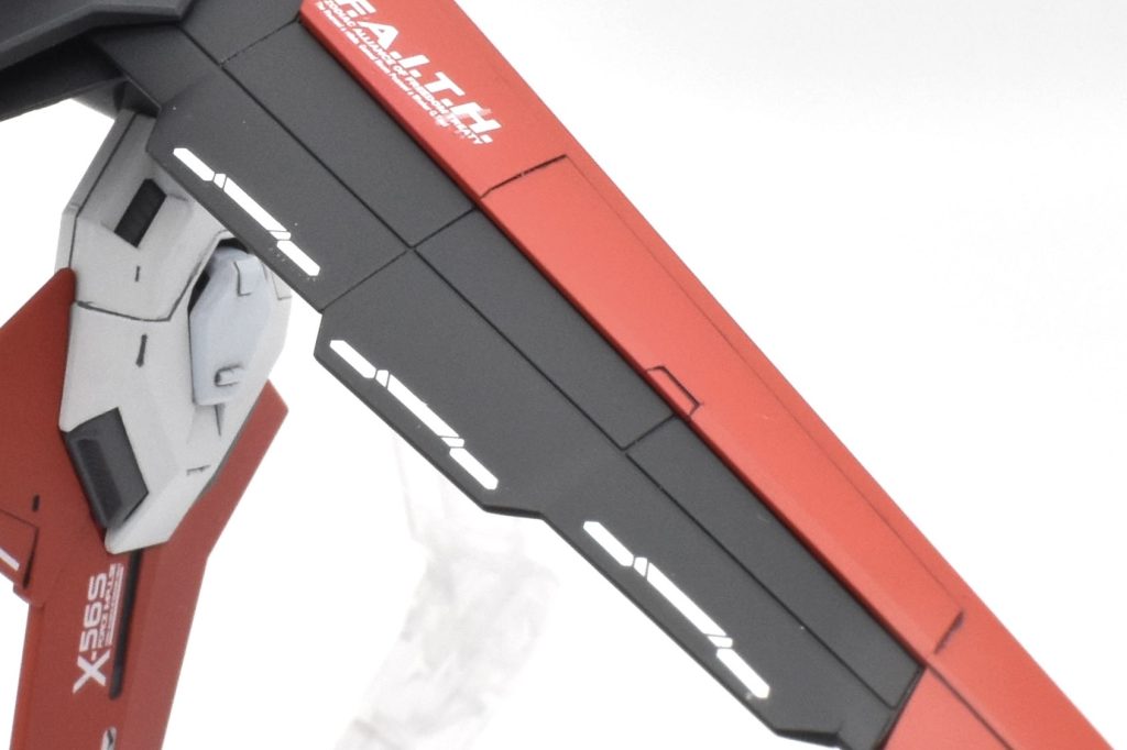 ブラックのパーツ部分にはラインデカールでアクセントを追加。