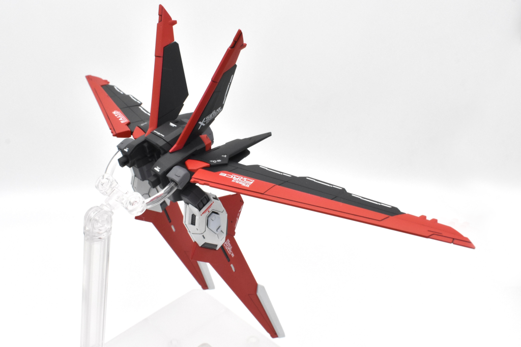 フォースシルエットには型式番号や文字のデカールをたくさん貼り付けています。