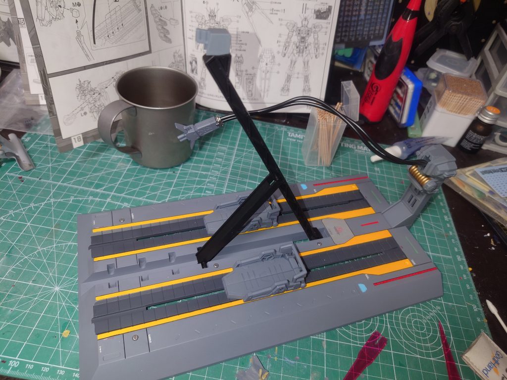 穴モールドはブキヤのマイナスモールドで蓋をしてやりました。